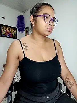 Snapshot of chalohott chatting on 10.18.25 chalohott online show from 10.18.25