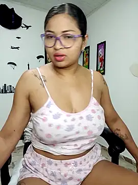 Snapshot of chalohott chatting on 10.22.25 chalohott online show from 10.22.25