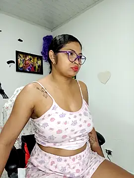 Snapshot of chalohott chatting on 10.23.25 chalohott online show from 10.23.25