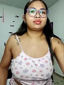 Snapshot of chalohott chatting on 10.25.25 chalohott online show from 10.25.25