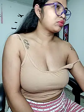 Snapshot of chalohott chatting on 10.26.25 chalohott online show from 10.26.25