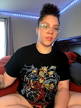 Snapshot of QueenNuttCollector chatting on 10.01.25 QueenNuttCollector online show from 10.01.25