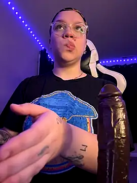 Snapshot of QueenNuttCollector chatting on 10.19.25 QueenNuttCollector online show from 10.19.25