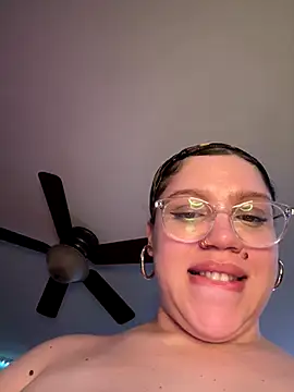 Snapshot of QueenNuttCollector chatting on 11.12.25 QueenNuttCollector online show from 11.12.25