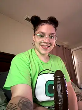 Snapshot of QueenNuttCollector chatting on 11.12.25 QueenNuttCollector online show from 11.12.25