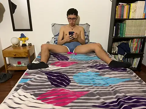 Snapshot of CamiRojas_boy chatting on 04.29.26 CamiRojas boy online show from 04.29.26