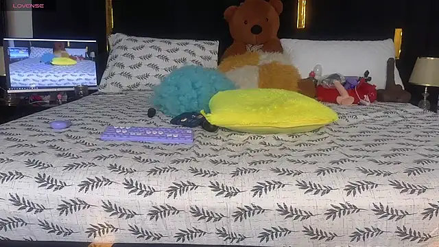 Snapshot of Sexy_sharntel chatting on 10.15.25 Sexy sharntel online show from 10.15.25