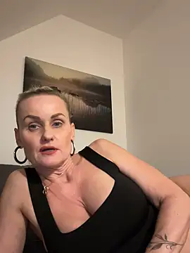 Snapshot of Daryyna chatting on 10.02.25 Daryyna online show from 10.02.25