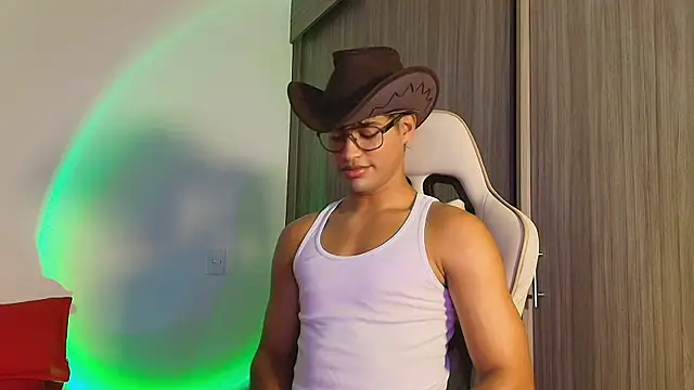 Snapshot of Jimmy_Leeh_ chatting on 10.11.25 Jimmy Leeh online show from 10.11.25