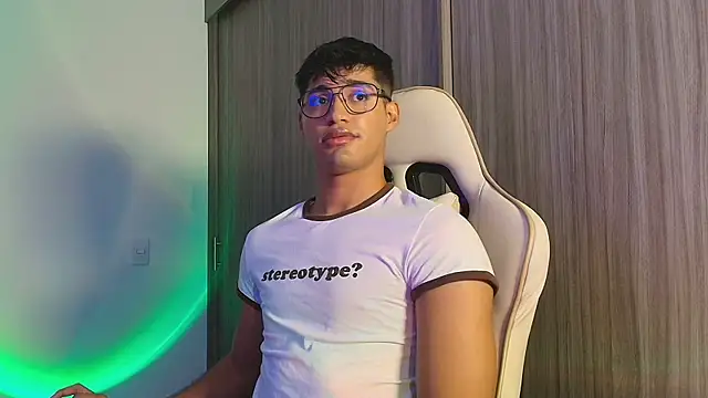 Snapshot of Jimmy_Leeh_ chatting on 10.19.25 Jimmy Leeh online show from 10.19.25