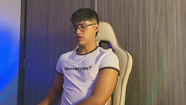 Snapshot of Jimmy_Leeh_ chatting on 10.25.25 Jimmy Leeh online show from 10.25.25