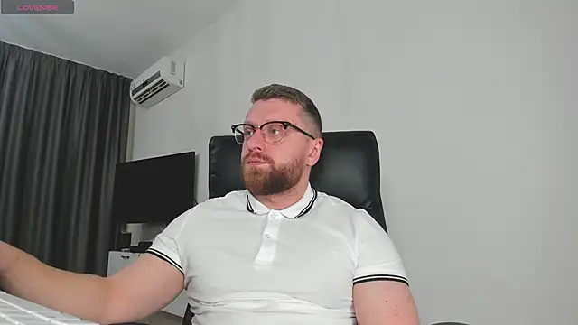 Snapshot of Findom_guy chatting on 01.18.26 Findom guy online show from 01.18.26