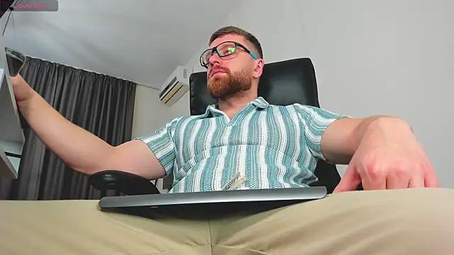 Snapshot of Findom_guy chatting on 02.12.26 Findom guy online show from 02.12.26