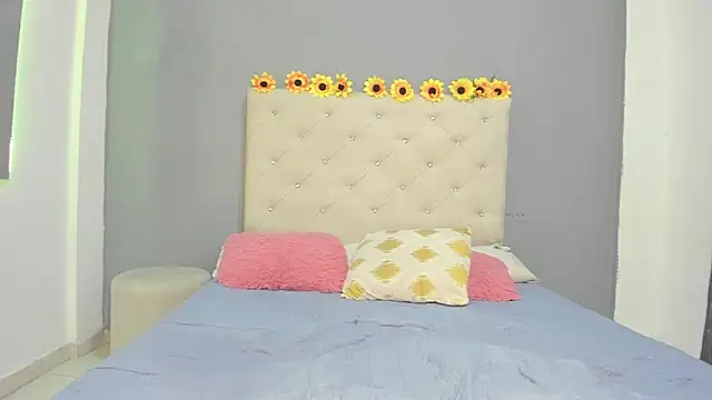 Snapshot of violetasimonz chatting on 03.15.25 violetasimonz online show from 03.15.25