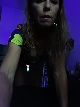 Snapshot of cammyquart chatting on 10.15.25 cammyquart online show from 10.15.25