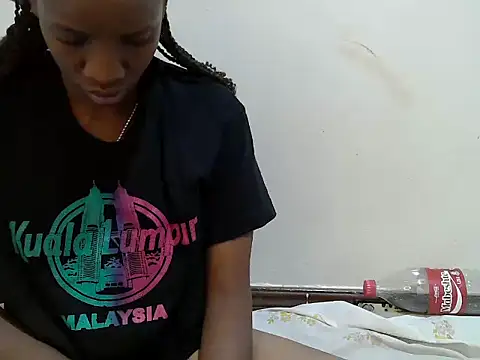 Snapshot of prettybeee chatting on 10.03.25 prettybeee online show from 10.03.25