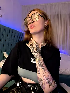  Chlo  e online show from 10.11.25