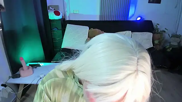 Cuttiealice online show from 03.22.25