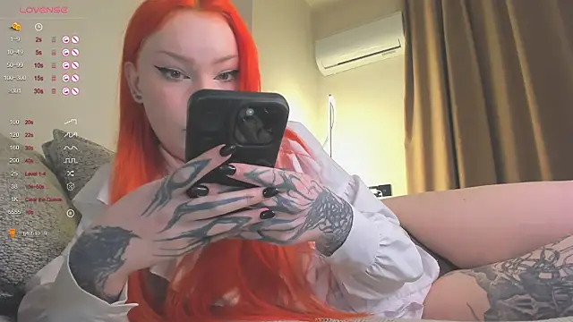 Snapshot of KahasaniTS chatting on 12.15.25 KahasaniTS online show from 12.15.25