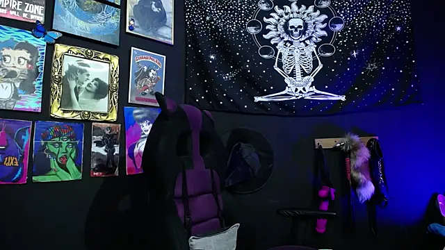 Snapshot of Yourmadame_P chatting on 12.22.24 Yourmadame P online show from 12.22.24