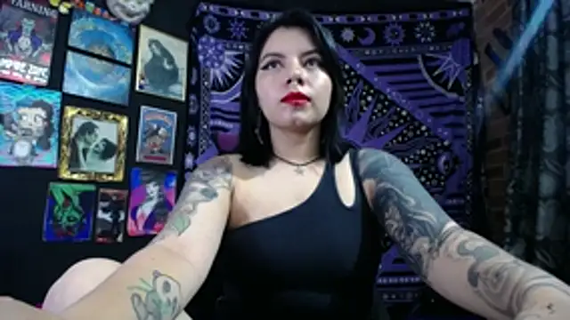 Snapshot of Yourmadame_P chatting on 10.22.25 Yourmadame P online show from 10.22.25