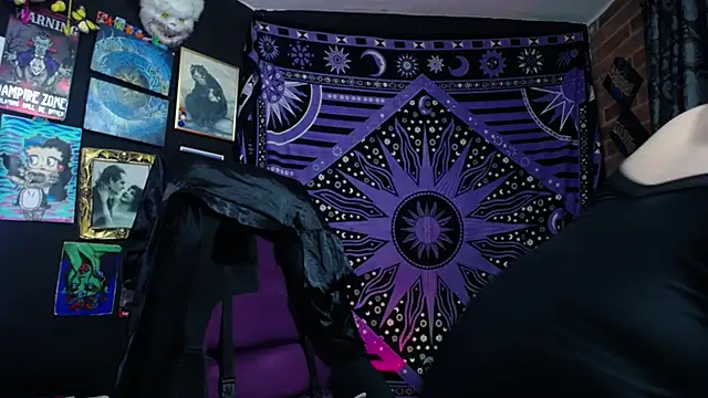 Yourmadame P online show from 11.21.25