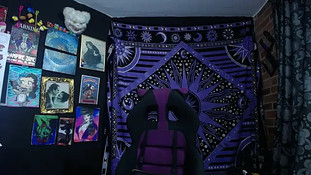 Yourmadame P online show from 12.18.25