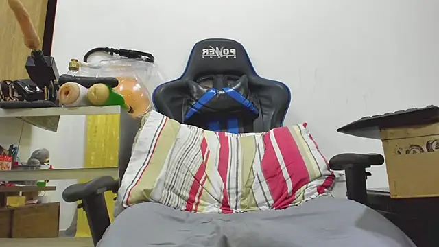 Snapshot of hugeeblackcock chatting on 11.08.25 hugeeblackcock online show from 11.08.25