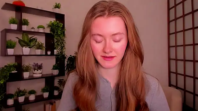 Snapshot of KateCuddle chatting on 10.07.25 KateCuddle online show from 10.07.25