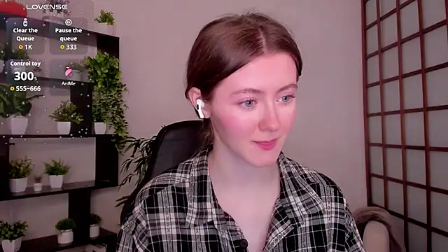 Snapshot of KateCuddle chatting on 03.17.26 KateCuddle online show from 03.17.26