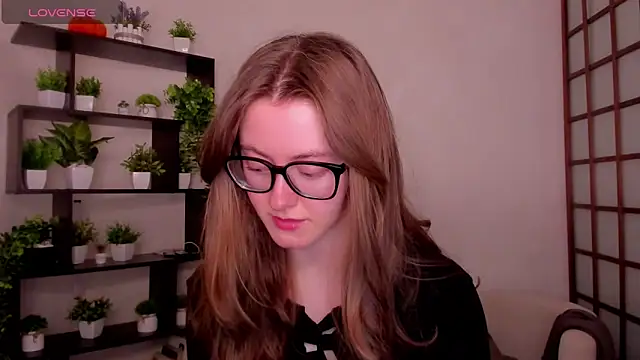 Snapshot of KateCuddle chatting on 03.24.26 KateCuddle online show from 03.24.26