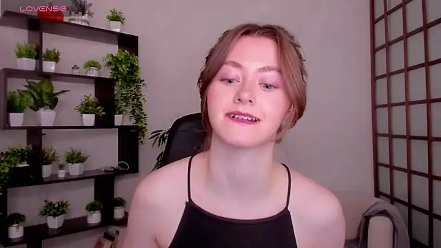 Snapshot of KateCuddle chatting on 03.27.26 KateCuddle online show from 03.27.26