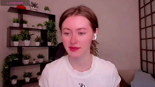 Snapshot of KateCuddle chatting on 03.31.26 KateCuddle online show from 03.31.26