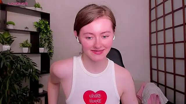 Snapshot of KateCuddle chatting on 06.26.26 KateCuddle online show from 06.26.26