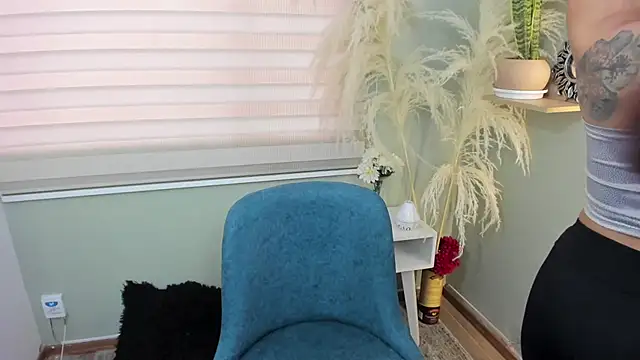 Snapshot of julieta_evans_ chatting on 11.13.25 julieta evans online show from 11.13.25