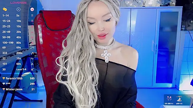 Snapshot of WhiteBunny chatting on 12.24.24 WhiteBunny online show from 12.24.24