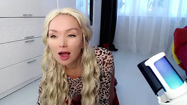 Snapshot of WhiteBunny chatting on 10.14.25 WhiteBunny online show from 10.14.25