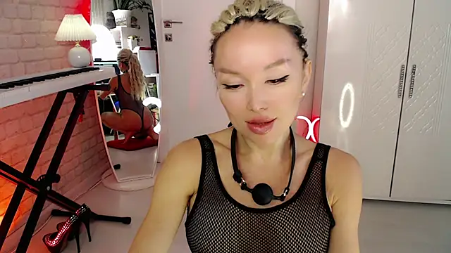 Snapshot of WhiteBunny chatting on 11.06.25 WhiteBunny online show from 11.06.25