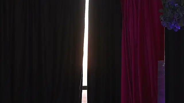 HotSkinnyX online show from 01.18.25