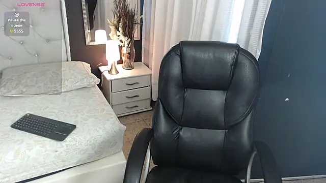 LiaVillalobos online show from 10.18.25