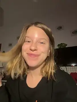 Snapshot of kimczii chatting on 10.08.25 kimczii online show from 10.08.25