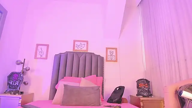 Snapshot of Vega___16 chatting on 10.31.25 Vega 16 online show from 10.31.25