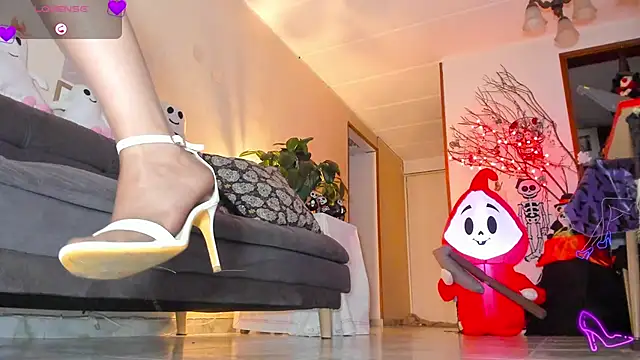 Snapshot of charlize_legs chatting on 10.10.25 charlize legs online show from 10.10.25