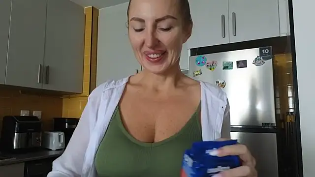 Snapshot of Allys chatting on 10.02.25 Allys online show from 10.02.25