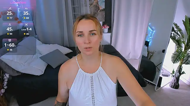 Snapshot of Karinella_x chatting on 10.22.25 Karinella x online show from 10.22.25