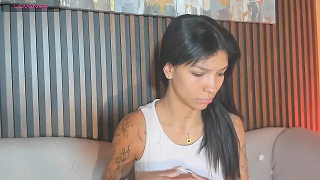 Snapshot of LauraAristizabal chatting on 10.05.25 LauraAristizabal online show from 10.05.25