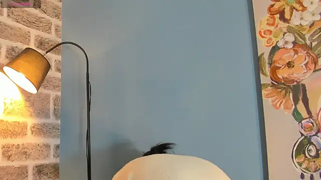 Snapshot of LauraAristizabal chatting on 10.12.25 LauraAristizabal online show from 10.12.25