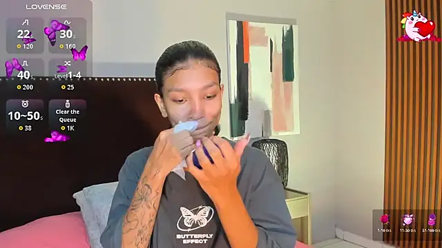 Snapshot of LauraAristizabal chatting on 10.14.25 LauraAristizabal online show from 10.14.25