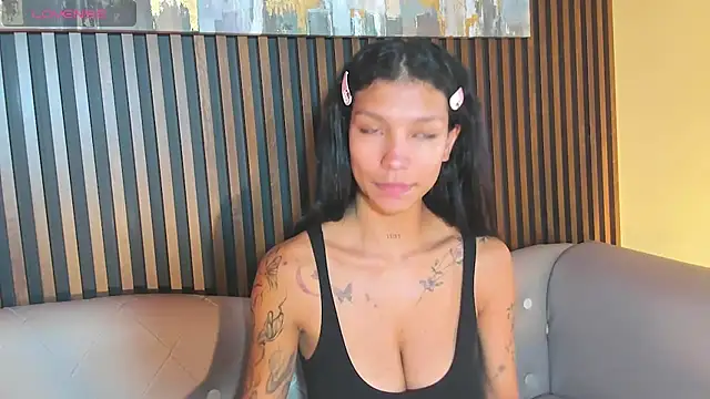 Snapshot of LauraAristizabal chatting on 10.15.25 LauraAristizabal online show from 10.15.25