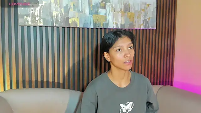 Snapshot of LauraAristizabal chatting on 10.22.25 LauraAristizabal online show from 10.22.25